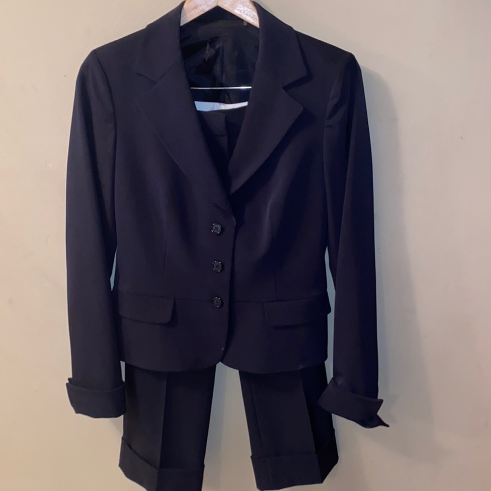 NWT- Womens - TAHARI navy pants suit- jacket is marked a size 8, pants size 2!